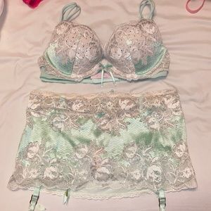 Women’s Victoria’s Secret Limited Edition Very Sexy Push up bra & garter bundle